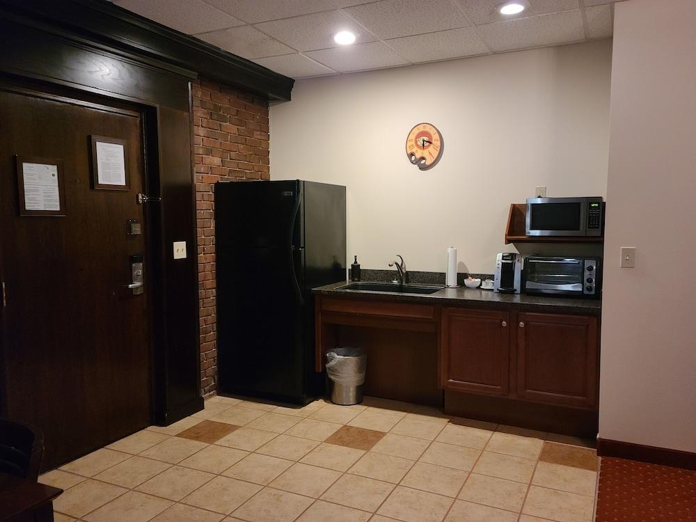 Best Western Plus Plattsburgh Bagian luar foto