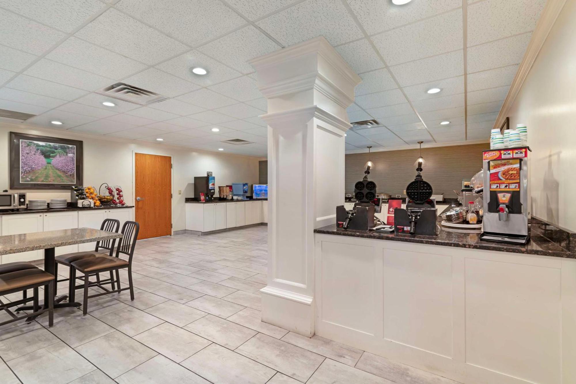 Best Western Plus Plattsburgh Bagian luar foto