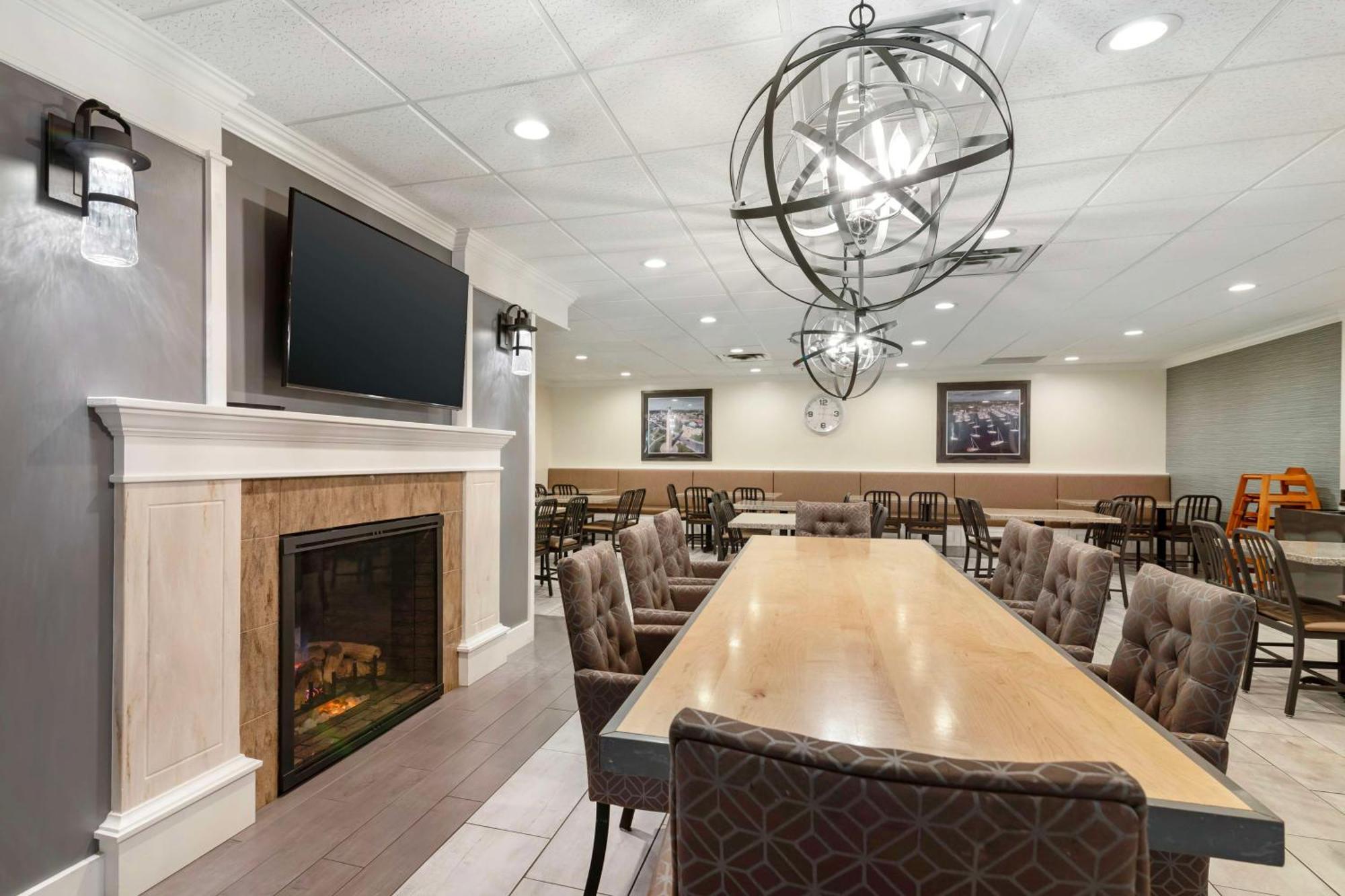 Best Western Plus Plattsburgh Bagian luar foto