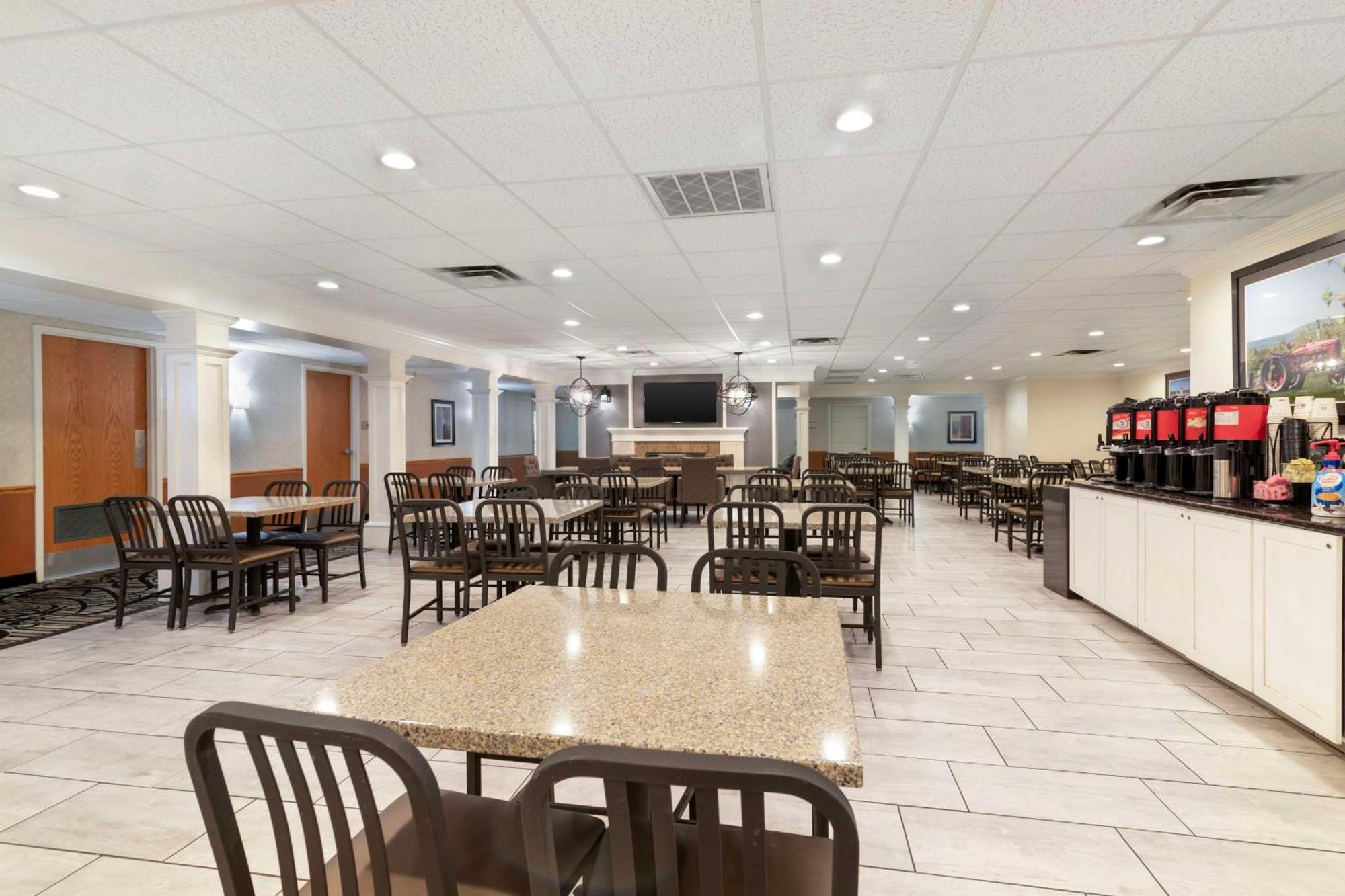 Best Western Plus Plattsburgh Bagian luar foto
