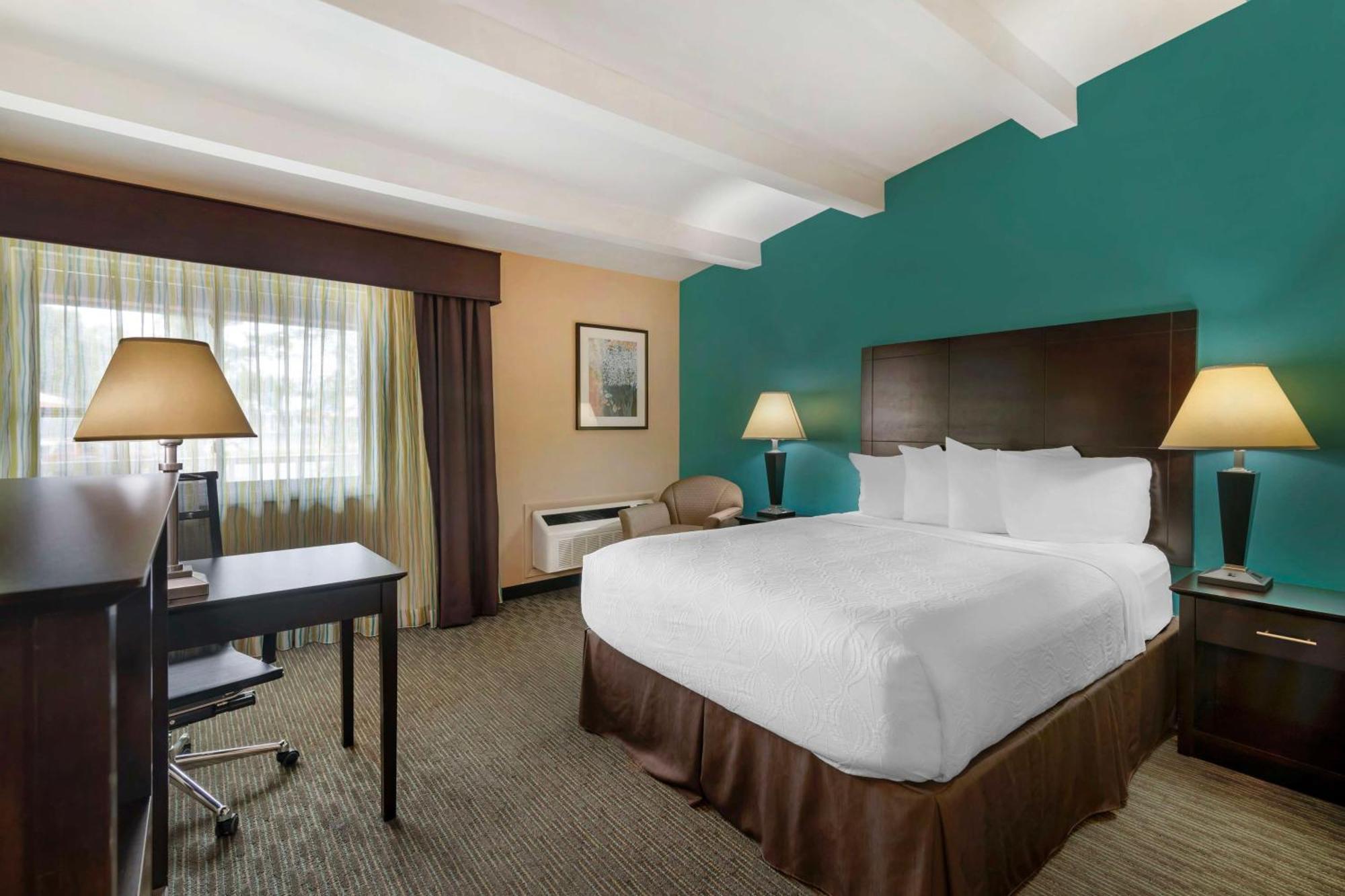 Best Western Plus Plattsburgh Bagian luar foto