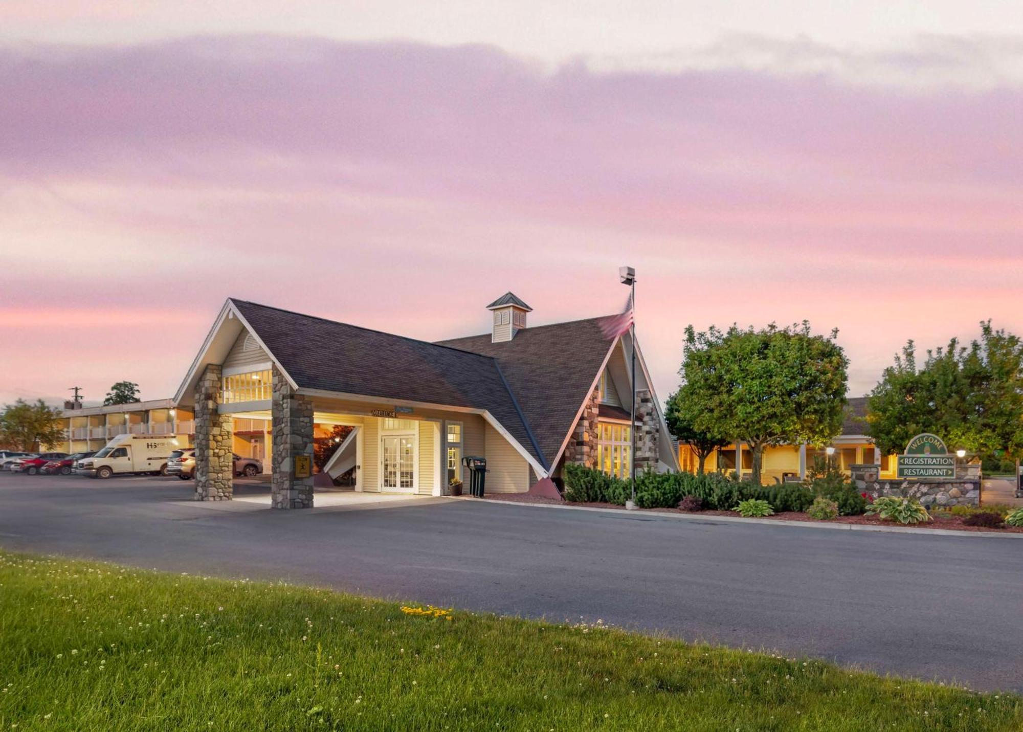 Best Western Plus Plattsburgh Bagian luar foto